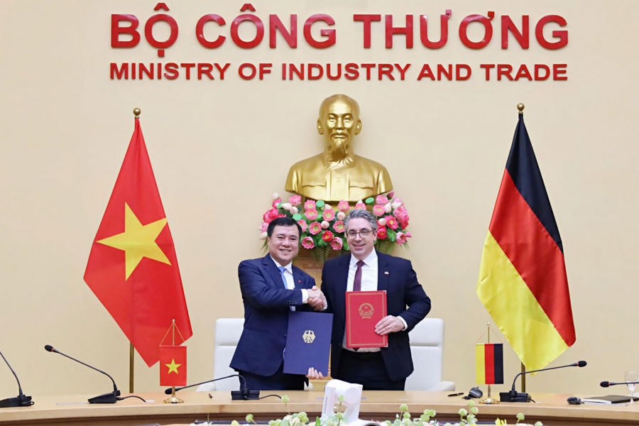 Thứ trưởng Nguyễn Sinh Nhật Tân và Quốc vụ khanh Nghị viện Stefan Rouenhoff đã ký Biên bản Khóa họp lần thứ 3 Ủy ban hỗn hợp về hợp tác kinh tế - thương mại Việt Nam - Đức