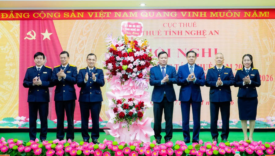 Lãnh đạo tỉnh Nghệ An tặng hoa chúc mừng Thuế tỉnh Nghệ An - Ảnh Phạm Bằng.