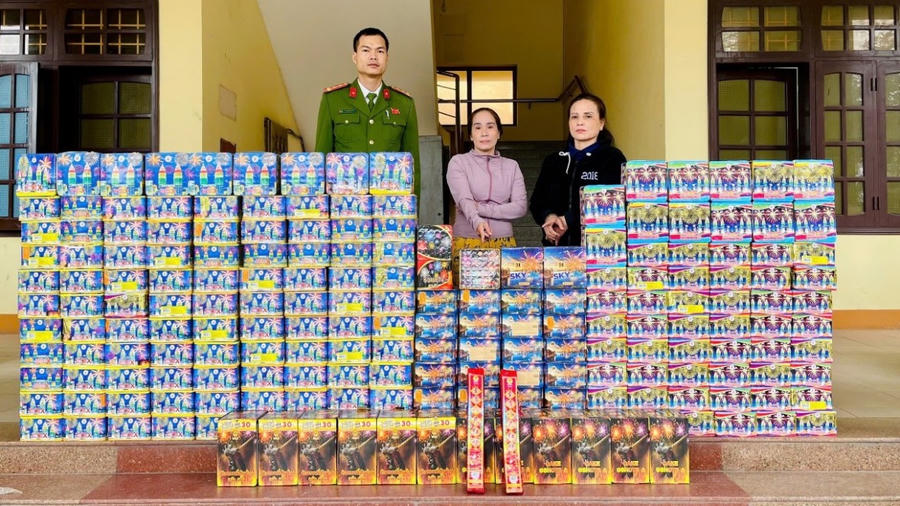 Hai đối tượng cùng số lượng lớn pháo nổ bị thu giữ - Ảnh Công an Quảng Trị.