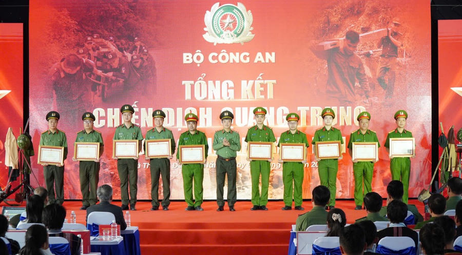 Khen thưởng nhiều cá nhân, tập thể có thành tích xuất sắc trong thực hiện chiến dịch Quang Trung.