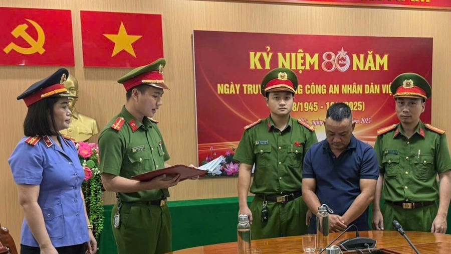 Tống đạt quyết định khởi tố bị can đối với Lê Ngọc Vĩnh - Ảnh Công an Quảng Trị.