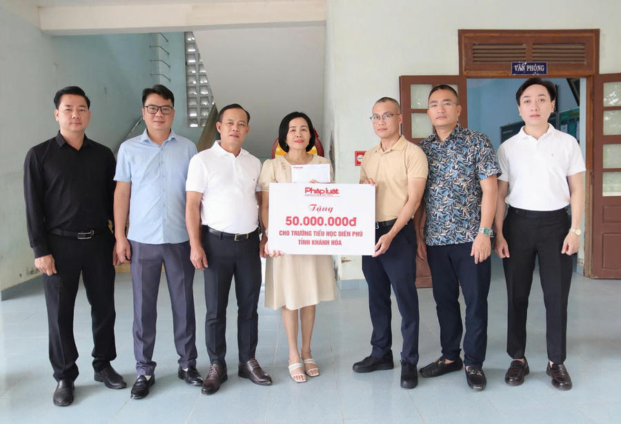 L&atilde;nh đạo B&aacute;o PLVN trao 50 triệu đồng cho Trường Tiểu học Di&ecirc;n Ph&uacute;.