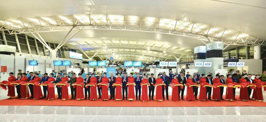 Phó thủ tướng Thường trực Nguyễn Hòa Bình và các đại biểu cắt băng khánh thành dự án mở rộng nhà ga T2 Nội Bài.
