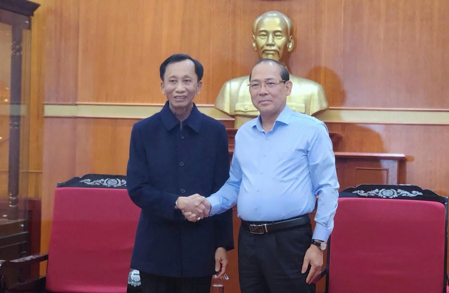 Phó Chủ tịch Hoàng Công Thủy (bên phải) tiếp Hiệp sĩ Đại Thánh giá Lê Đức Thịnh. Ảnh: An Luých