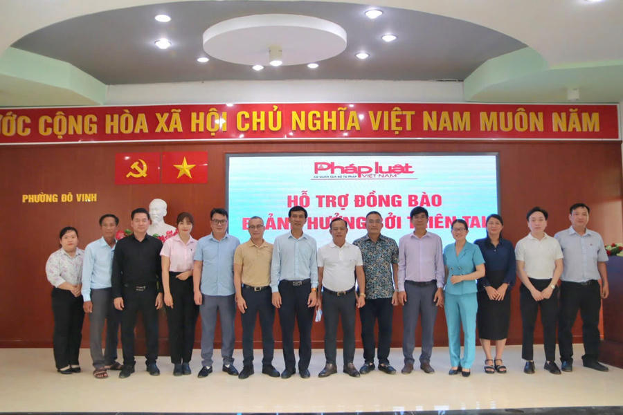 Đo&agrave;n c&ocirc;ng t&aacute;c của B&aacute;o Ph&aacute;p luật Việt Nam chụp ảnh lưu niệm với l&atilde;nh đạo phường Đ&ocirc; Vinh.