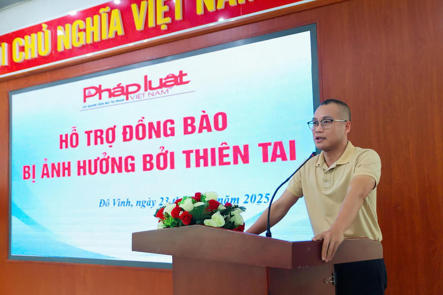 Nh&agrave; b&aacute;o Trần Ngọc H&agrave; &ndash; Ph&oacute; Tổng Bi&ecirc;n tập B&aacute;o PLVN ph&aacute;t biểu tại buổi trao qu&agrave;.