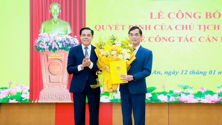 Chủ tịch UBND tỉnh Nghệ An trao quyết định, tặng hoa chúc mừng tân Giám đốc Sở Giáo dục và Đào tạo tỉnh Nguyễn Văn Khoa.