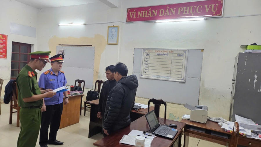 Kiểm sát viên kiểm sát việc thi hành Lệnh bắt bị can để tạm giam.