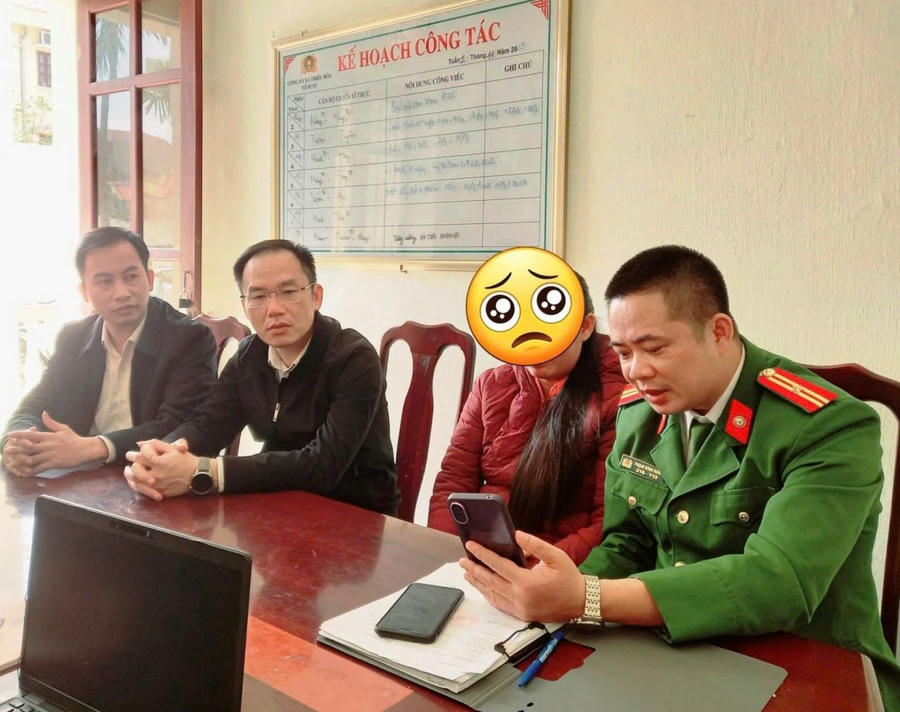 Đại diện Công an xã và Ngân hàng NN&PTNT chi nhánh Thiệu Hoá tuyên truyền, giải thích cho chị H về phương thức, thủ đoạn của tội phạm lừa đảo chiếm đoạt tài sản