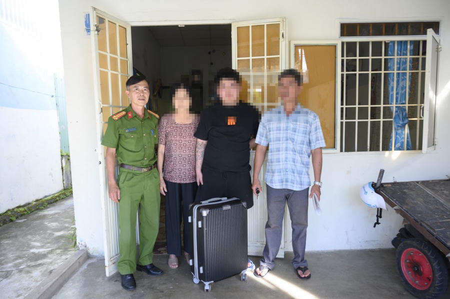 H. trở về trong niềm vui vỡ òa của gia đình - Ảnh Công an Quảng Ngãi.
