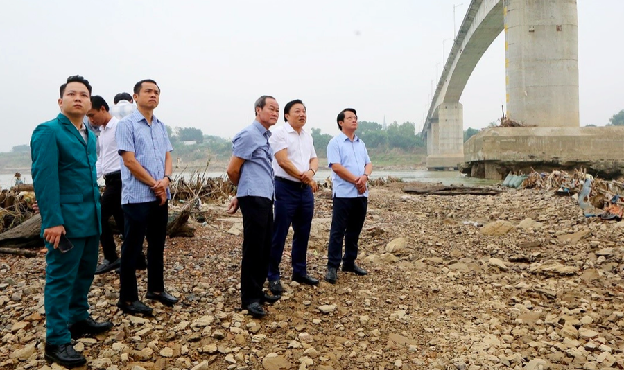 Phó Chủ tịch UBND tỉnh Phú Thọ Nguyễn Huy Ngọc cùng đoàn công tác thực địa và chỉ đạo xử lý sự cố hư hỏng trụ cầu Sông Lô.