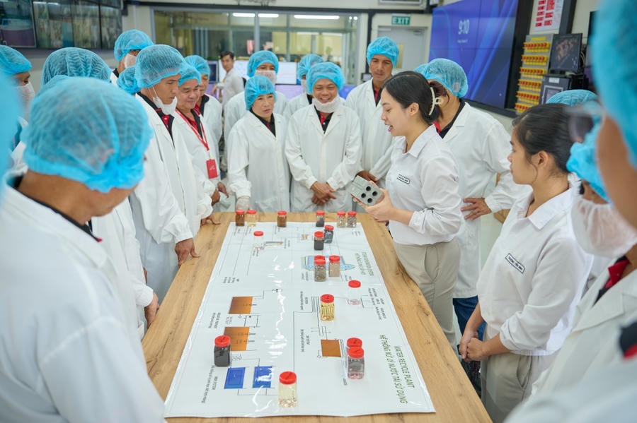 Các nông dân tiêu biểu của chương trình NESCAFÉ Plan được tham quan quy trình sản xuất và tìm hiểu các loại hạt cà phê xuất khẩu của nhà máy Nestlé Trị An