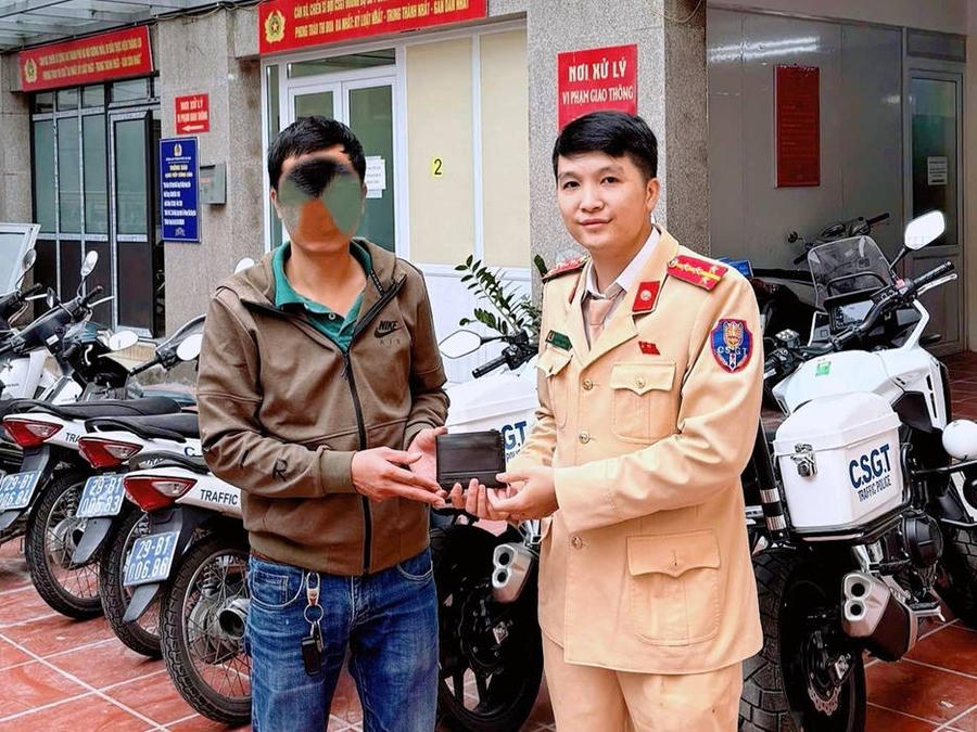 Anh Lê Viết T nhận lại tài sản thất lạc từ CSGT.