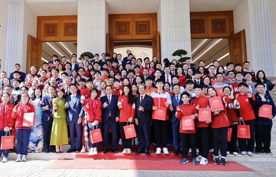 Thủ tướng Phạm Minh Chính và các em học sinh đoạt giải tại các kỳ thi quốc tế năm 2025