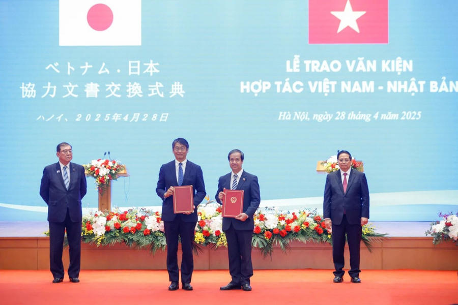 Việt Nam và Nhật Bản đã trao Bản ghi nhớ hợp tác phát triển nguồn nhân lực trong lĩnh vực bán dẫn. (Ảnh: Bộ GD&ĐT)