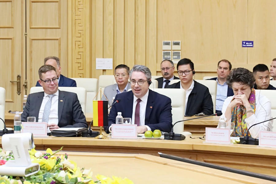Quốc vụ khanh Nghị viện, Bộ Kinh tế và Năng lượng Liên bang Đức Stefan Rouenhoff đồng chủ trì Khóa họp lần thứ 3 Ủy ban hỗn hợp về hợp tác kinh tế - thương mại Việt Nam - Đức