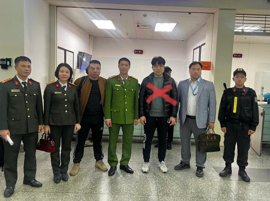 Công an tỉnh Bắc Ninh phối hợp bàn giao đối tượng truy nã đỏ quốc tế Choi Joon Kyoung (thứ 3, từ phải qua trái) cho Cảnh sát Hàn Quốc. (Ảnh: Công an tỉnh Bắc Ninh)