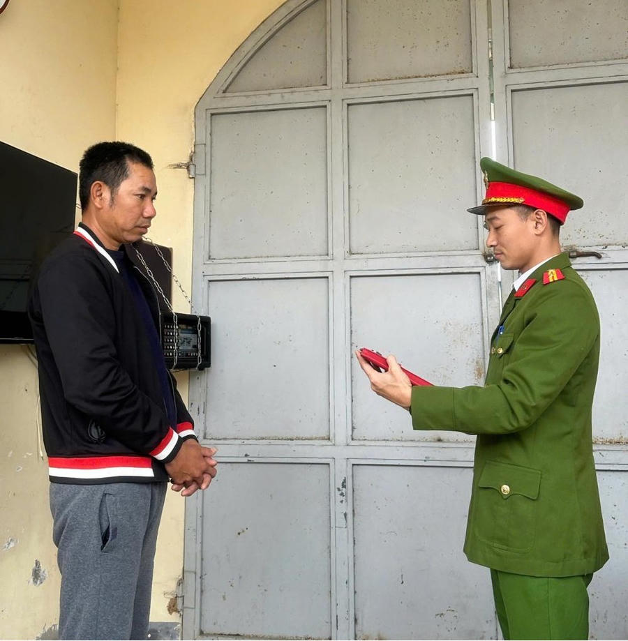 Tống đạt các quyết định khởi tố đối với Chu Văn Lưu - Ảnh Công an Hà Tĩnh