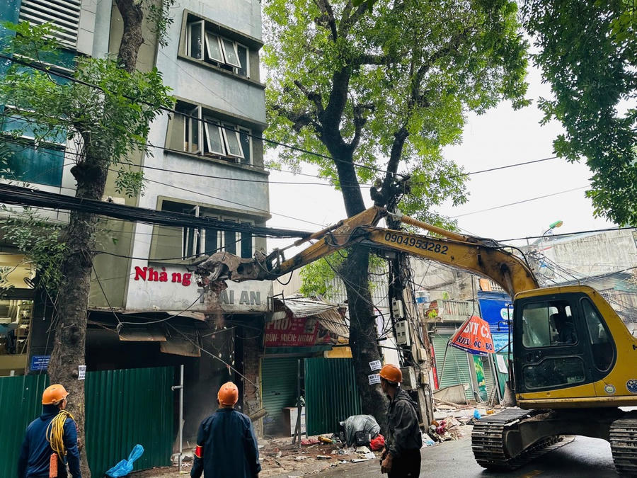 UBND phường Láng tổ chức cương chế, đẩy nhanh công tác giải phóng mặt bằng đường Vành đai 1.