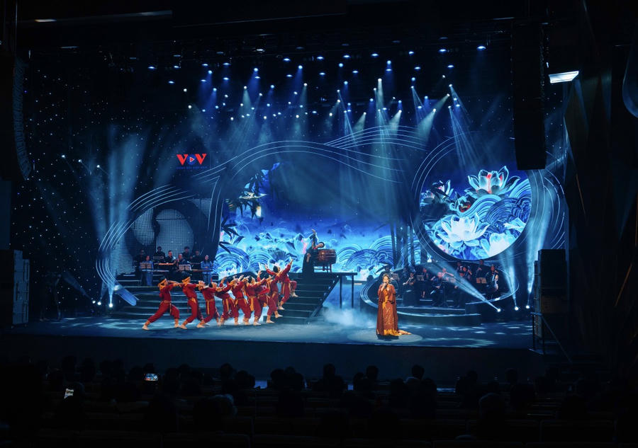 Chương I “Lời đất nước” đưa khán giả về cội nguồn qua lời ru, dân ca, giai điệu truyền thống, vang như ký ức văn hóa và tình yêu quê hương. Ảnh: VOV