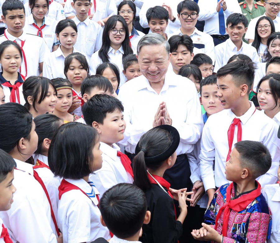 Tổng Bí thư Tô Lâm nói chuyện với các cháu thiếu nhi