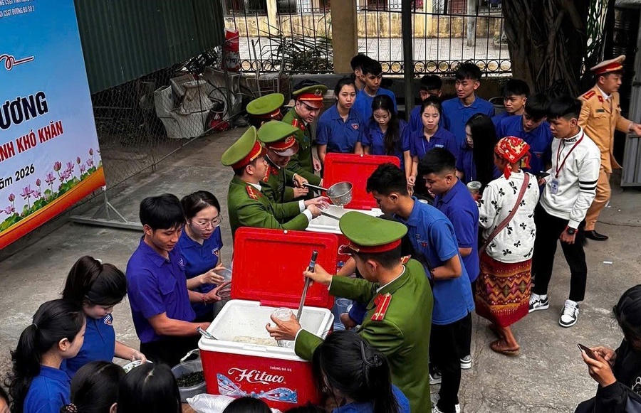 Công an xã Mường Xén phối hợp các đơn vị trao cháo tới bệnh nhân và người nhà.