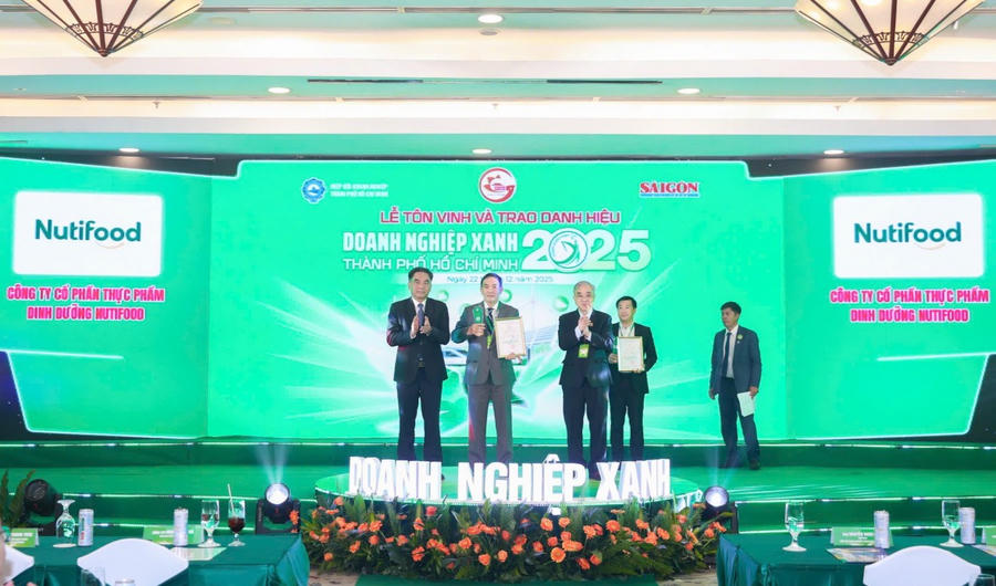 Đại diện Nutifood nhận danh hiệu Doanh nghiệp xanh TP. HCM năm 2025