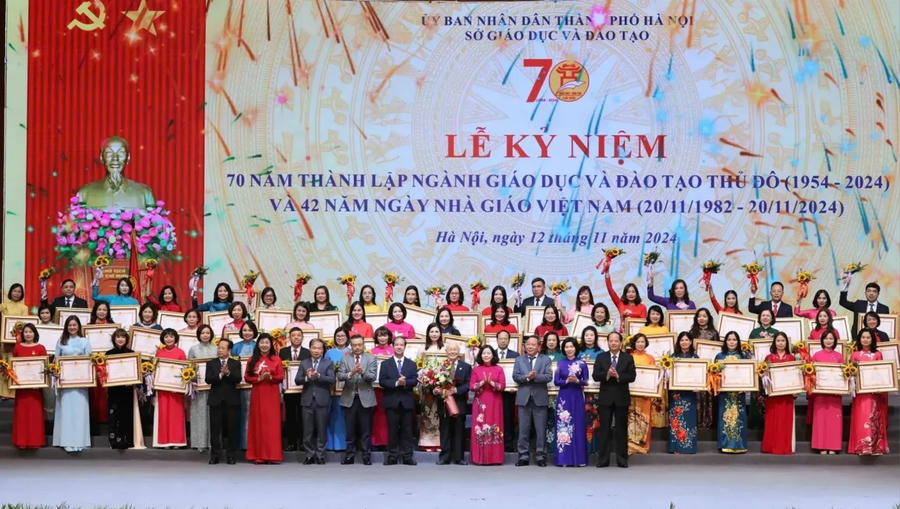 Các nhà giáo Hà Nội được phong tặng danh hiệu