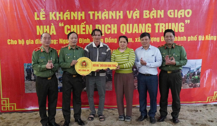 Trao tặng những ngôi nhà tình nghĩa cho nhân dân.