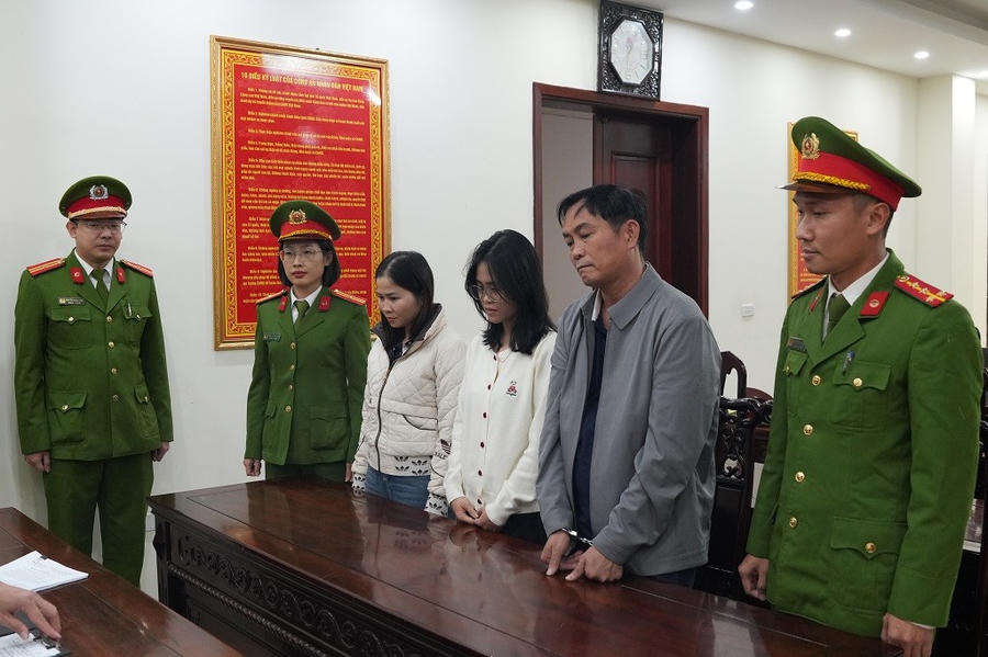 Tống đạt quyết định khởi tố vụ án, khởi tố bị can - Ảnh Công an Nghệ An.