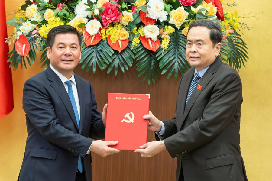Bí thư Đảng ủy Quốc hội, Chủ tịch Quốc hội Trần Thanh Mẫn trao Quyết định của Bộ Chính trị cho tân Phó Bí thư chuyên trách Đảng ủy Quốc hội Nguyễn Hồng Diên.