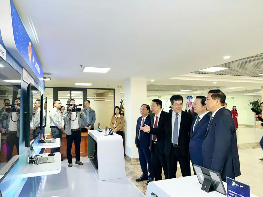 Phó Thủ tướng Trần Hồng Hà và Lãnh đạo Bộ nghe Giám đốc Trung tâm CNTT Bộ Xây dựng giới thiệu về Hệ thống thông tin, CSDLQG về HĐXD. Ảnh: Bộ Xây dựng