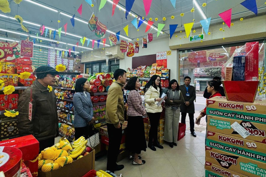 Đoàn kiểm tra thông báo Quyết định kiểm tra tại cơ sở kinh doanh ông ty Cổ phần Dịch vụ Thương mại Tổng hợp Wincommerce. (Ảnh: Mai Hoa)
