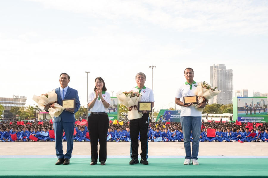 UBND TP.HCM trao tặng hoa và kỷ niệm chương cho Sở Giáo dục và Đào tạo TP.HCM, Liên đoàn Vovinam Việt Nam và Công ty TNHH Nestlé Việt Nam.