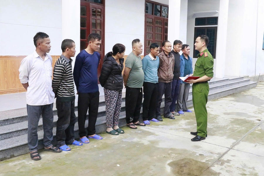 Các đối tượng đánh bạc bị tạm giữ - Ảnh Công an Nghệ An.