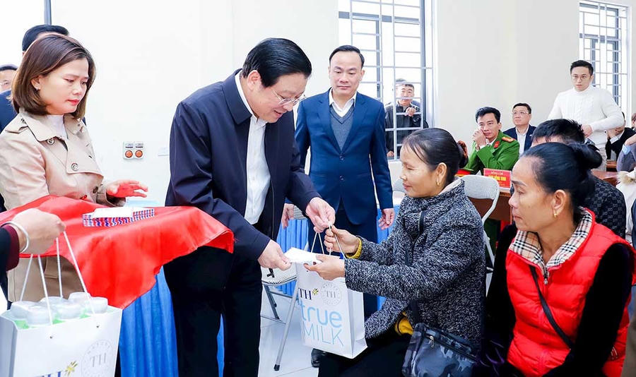 Bí thư Trung ương Đảng, Trưởng ban Nội chính Trung ương Phan Đình Trạc tặng quà Tết tới các hộ nghèo, hộ cận nghèo, đặc biệt khó khăn của xã Lượng Minh - Ảnh PB.