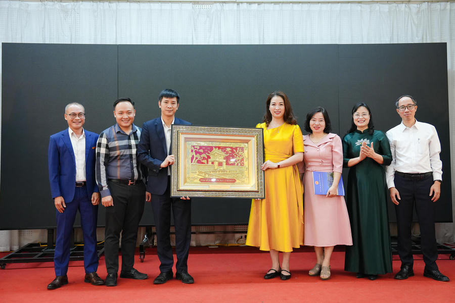Chi bộ Khối Nội dung, Báo Pháp luật Việt Nam tặng quà lưu niệm UBND xã Đông Anh, Hà Nội.