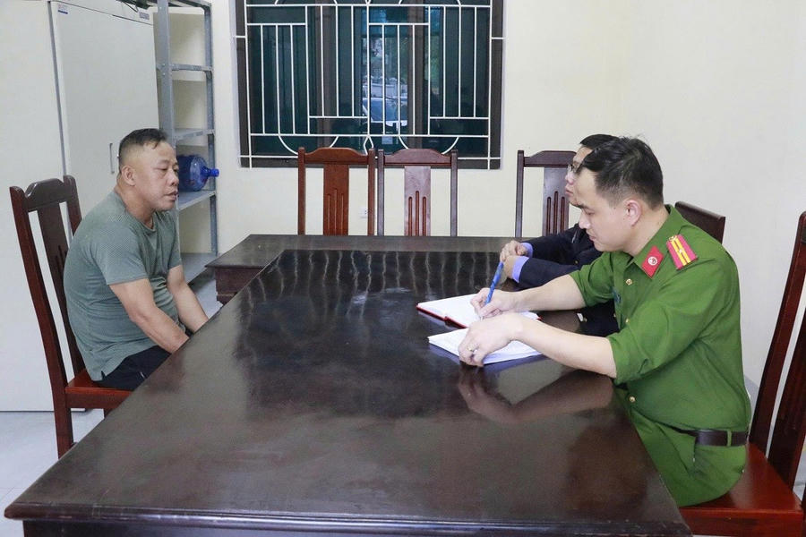 Cơ quan chức năng lấy lời khai Hoàng Đình Sơn - Ảnh Công an Nghệ An.