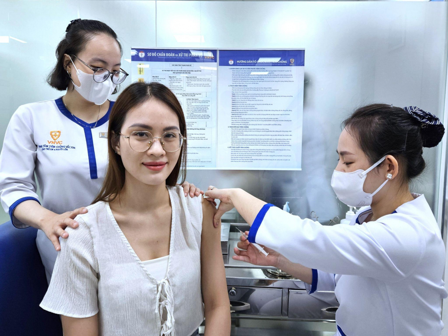 VNVC là đơn vị tiêm chủng vaccine uy tín hàng đầu Việt Nam với hơn 210 trung tâm hiện đại trên cả nước, cung ứng hàng chục loại vaccine quan trọng, vaccine mới, vaccine thế hệ mới cho trẻ em và người lớn.