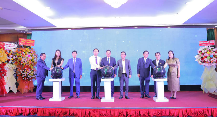 Các đại biểu thực hiện nghi lễ bấm nút khởi động App Video Pháp Luật, đây là dấu mốc khẳng định nỗ lực của Báo Pháp luật Việt Nam trong việc ứng dụng công nghệ số và trí tuệ nhân tạo vào công tác truyền thông pháp luật.