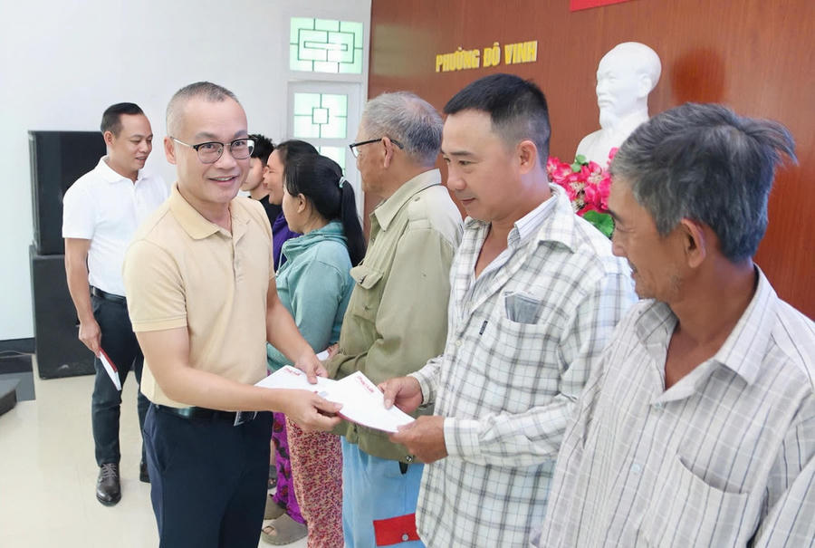 Nh&agrave; b&aacute;o Trần Ngọc H&agrave; &ndash; Ph&oacute; Tổng Bi&ecirc;n tập B&aacute;o PLVN trao qu&agrave; cho người d&acirc;n phường Đ&ocirc; Vinh.