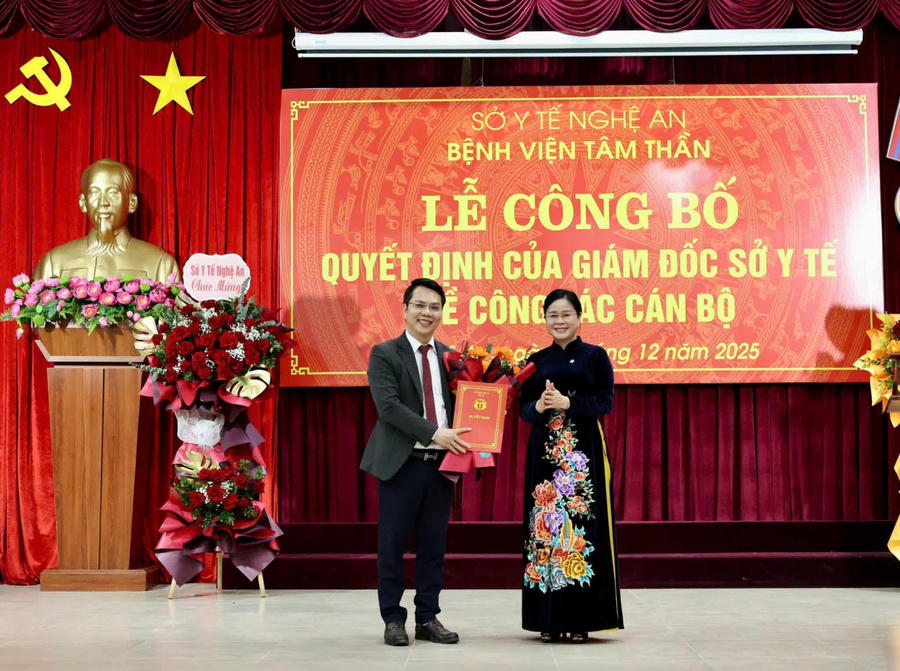 Giám đốc Sở Y tế Nghệ An trao quyết định, tặng hoa chúc mừng Tiến sĩ, bác sĩ Hồ Giang Nam.