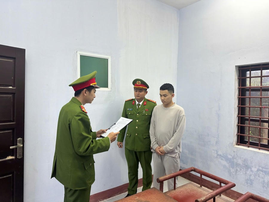 Tống đạt các quyết định đối với Võ Ngọc Hoàng - Ảnh Công an Quảng Trị.