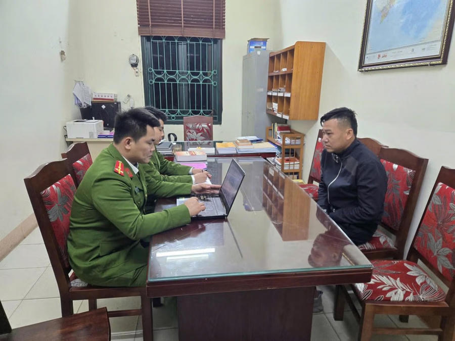 Tạm giữ đối tượng dùng súng đe dọa, gây thương tích cho vợ