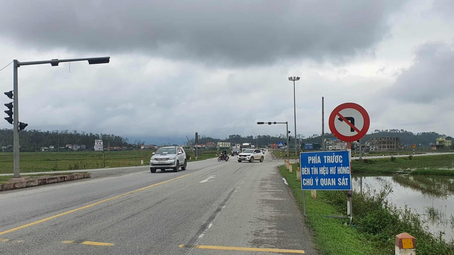 Nhiều cụm đèn tín hiệu giao thông bị hư hỏng trong thời gian dài.