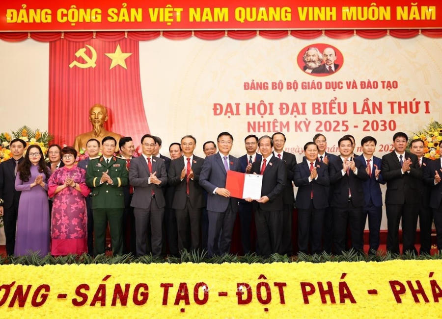 Phó Thủ tướng Lê Thành Long trao Quyết định của Đảng ủy Chính phủ chỉ định Ban Chấp hành Đảng bộ Bộ GDĐT khóa I, nhiệm kỳ 2025 – 2030. (Ảnh: Bộ GD&ĐT)