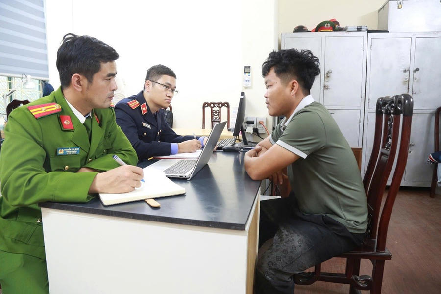 Cơ quan chức năng lấy lời khai Nguyễn Phú Đại - Ảnh Công an Nghệ An.