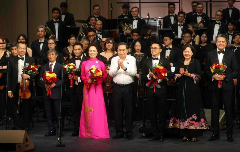 Chủ tịch Quốc hội Trần Thanh Mẫn và Phó Chủ tịch Quốc hội Nguyễn Thị Hồng tặng hoa các nghệ sĩ sau chương trình