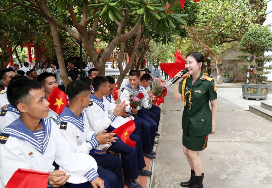 Nữ văn công Quân khu 9 hát phục vụ các chiến sĩ trẻ đảo Trường Sa