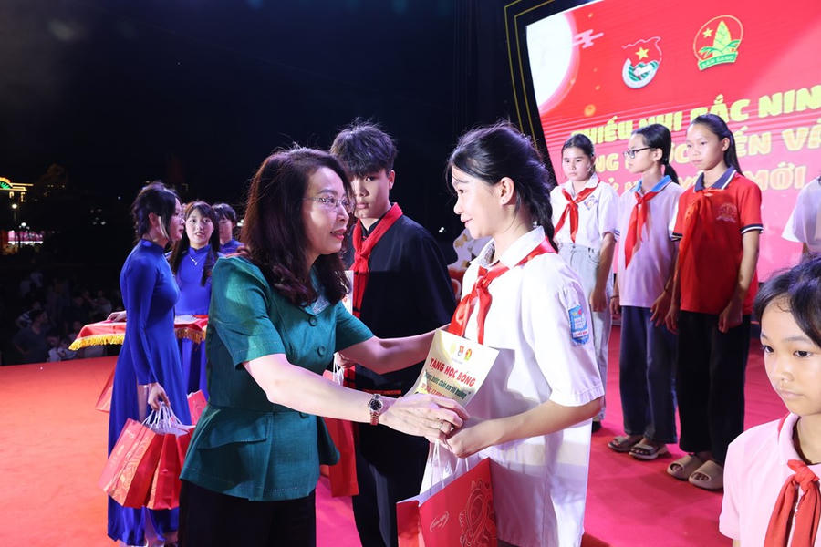Phó Bí thư Thường trực Tỉnh ủy Nguyễn Thị Hương động viên các em nỗ lực phấn đấu trong học tập